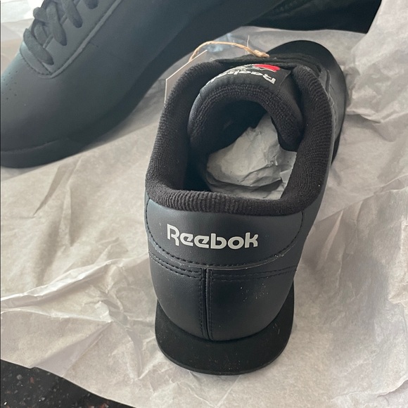 Reebok Black Leather Trainers with Red and White Logo - Picture 4 of 4